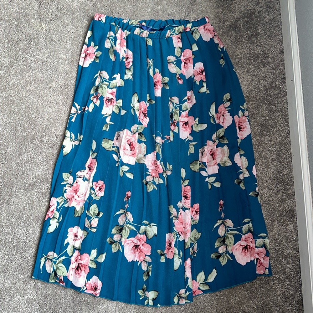 Floral, pleated skirt. Francesca’s size M new with tags